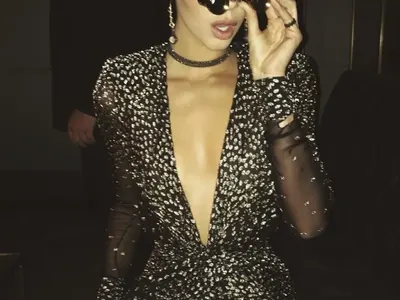 Пак скандал с Алисия! Певицата окраде Кендъл Дженър, появи се на ВИП събитие без сутиен (ФОТО)