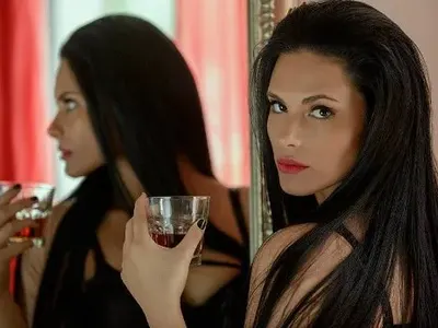 Плеймейтка била сувороядка