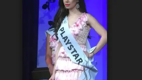 Плеймейтка продава жилища, за да се издържа