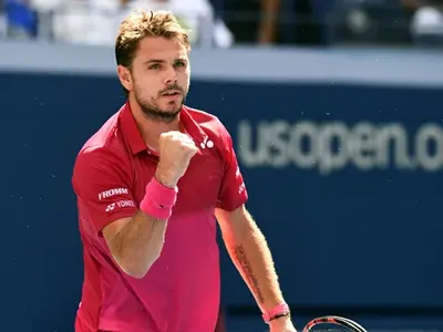 Плеймейтки заграждат Вавринка