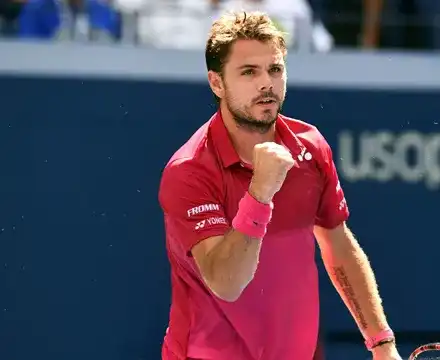 Плеймейтки заграждат Вавринка