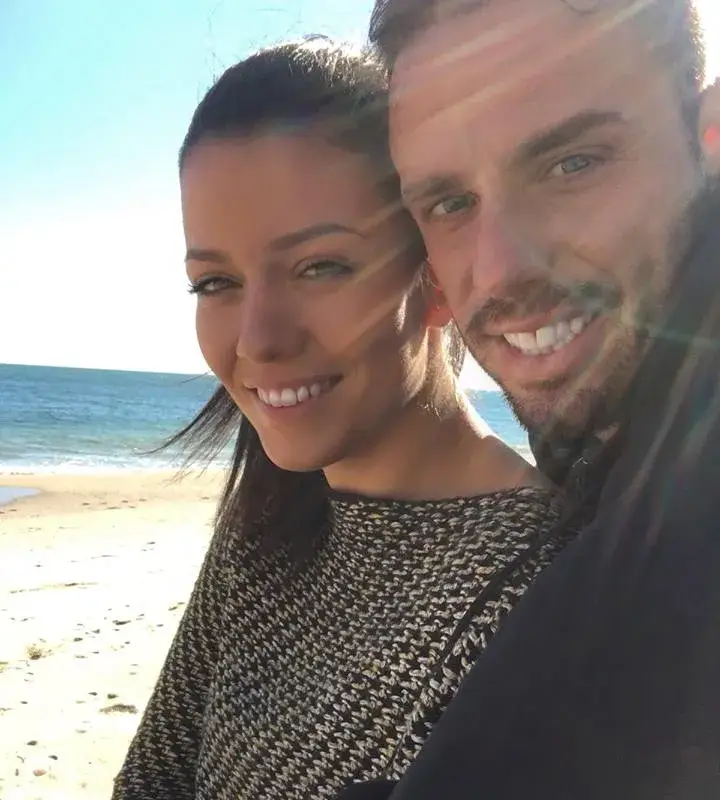 Ралица чака бебе от Салпаров, актрисата крие наедряло коремче