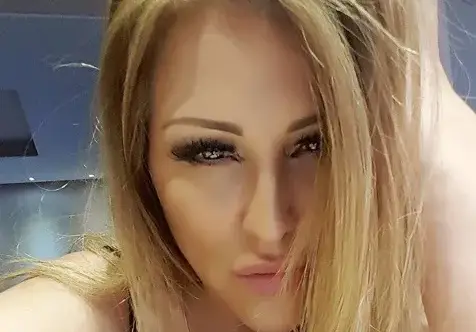 Рени крие зърна със сърца (Горещо фото от ваната в галерията)