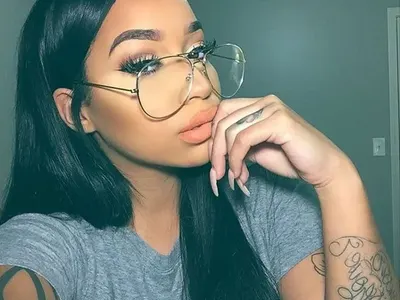 Щерката на президента Радев движи в лоша компания