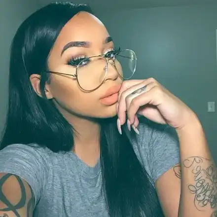 Щерката на президента Радев движи в лоша компания