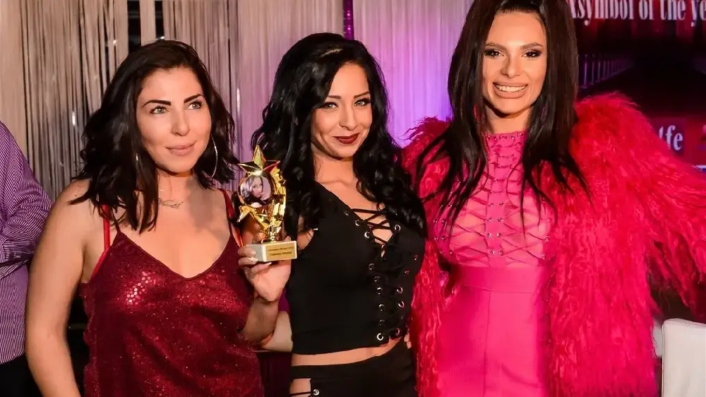 Симона Симова с повече награди за сексапил, отколкото за музика