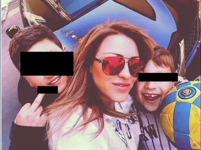 Скандал! Синът на Рени показва среден пръст