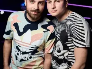 Скандално! Какъв рапър е Тото, след като снощи въртя гюбеци и пя на участие на Джена? (СНИМКИ)