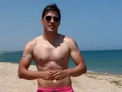Владо Карамазов с татуси като пандизчия, крие рисунка на интимно място