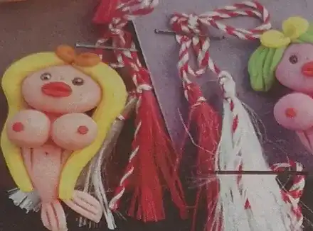 Връх на кича! Русалки с напомпани гърди и джуки заляха сергиите за Баба Марта