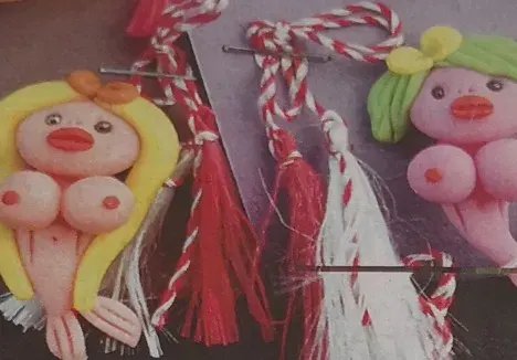 Връх на кича! Русалки с напомпани гърди и джуки заляха сергиите за Баба Марта