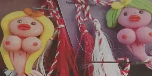 Връх на кича! Русалки с напомпани гърди и джуки заляха сергиите за Баба Марта