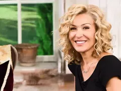 Гала се фука с чисто нови зъби (Водещата си изпросила ченето на аванта)