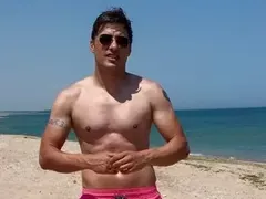 Владо Карамазов с татуси като пандизчия, крие рисунка на интимно място