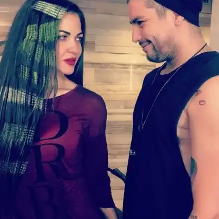 Защо Райна се направи на чучело? Или фризьорът й се подигра?