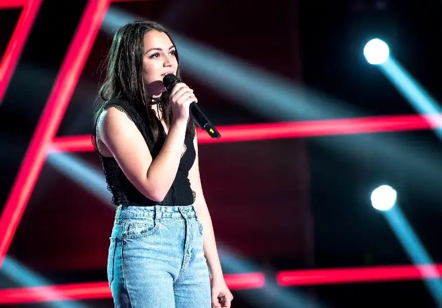 15-годишно момиче с оперирани крака трогна „Гласът на България“