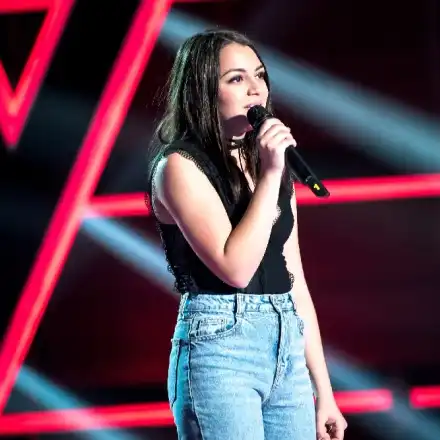 15-годишно момиче с оперирани крака трогна „Гласът на България“