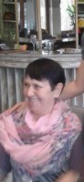 Веселин Маринов изрита поредната жена! Веска се утешава в село Златия с роднини на празна маса (Уникално фото)