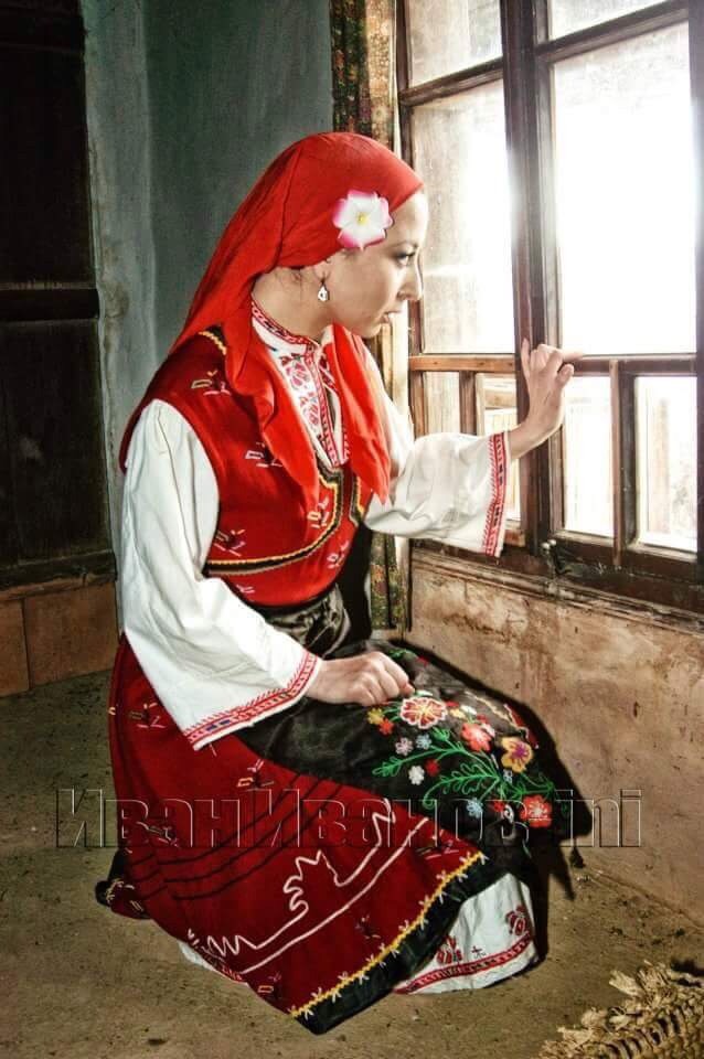 Топлес моделката Силвия Юрукова втрещи с патриотизма си! Облече се в българска носия