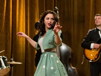 Актриса си татуира врата