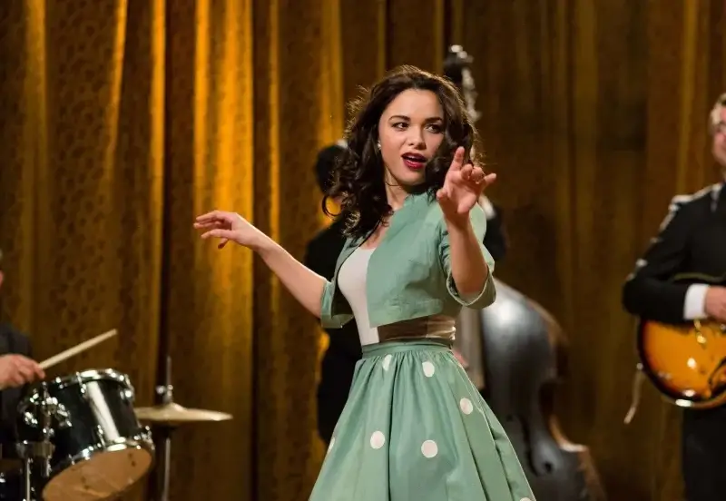 Актриса си татуира врата