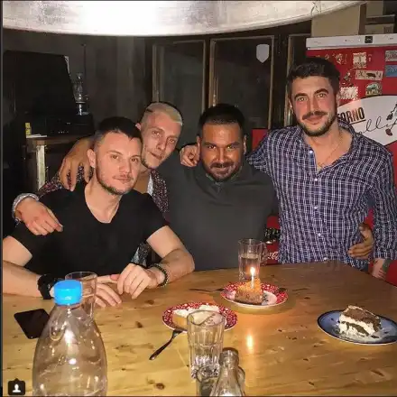 Азис с най-скромния рожден ден досега