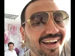 Азис си застрахова златния зъб