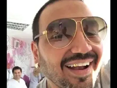 Азис си застрахова златния зъб