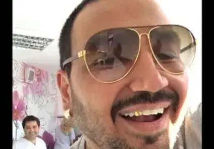 Азис си застрахова златния зъб