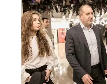 Дъщерята на Радев – красавица като майка си (СНИМКИ)