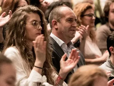 Дъщерята на Радев – красавица като майка си (СНИМКИ)