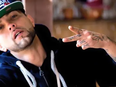 Dee гони мацките от кревата след като си свършат „работата“