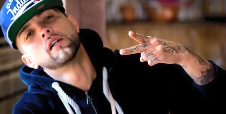 Dee гони мацките от кревата след като си свършат „работата“