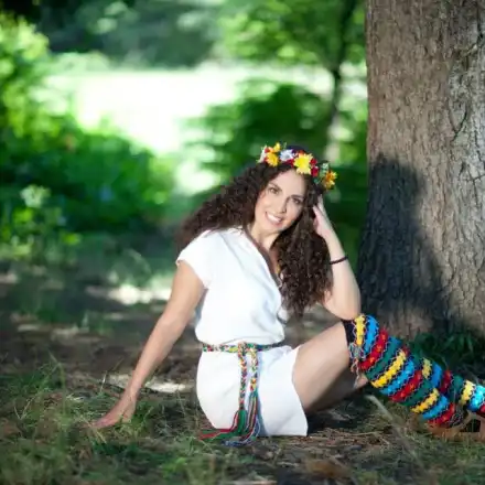 Дения плете чорапи, пали черги