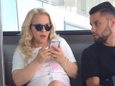 Деси Слава чукна 80 кила, срамува да се показва пред хора