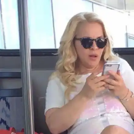 Деси Слава чукна 80 кила, срамува да се показва пред хора