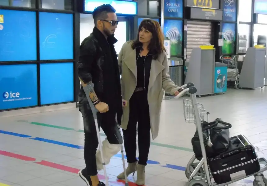 Джино предизвика фурор на летището (Фенове на опашка да се снимат с любимеца си)