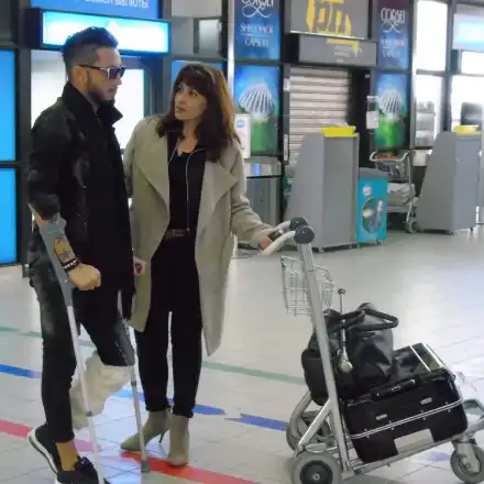 Джино предизвика фурор на летището (Фенове на опашка да се снимат с любимеца си)