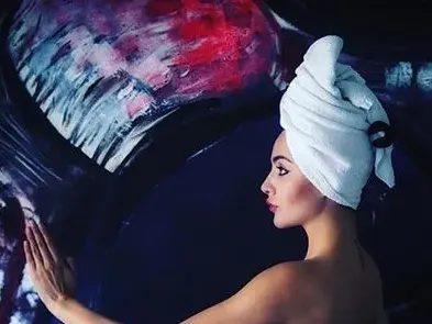 Елен Колева крие зърна с лепенки (Горещи снимки)