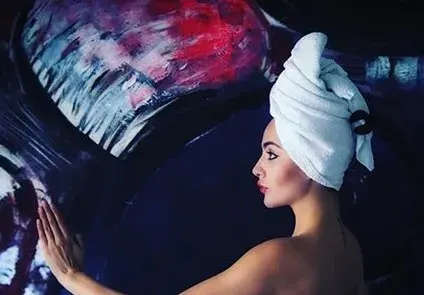 Елен Колева крие зърна с лепенки (Горещи снимки)