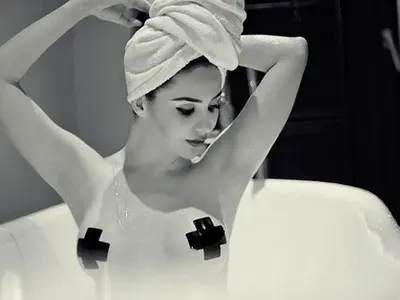 Елен Колева крие зърна с лепенки (Горещи снимки)