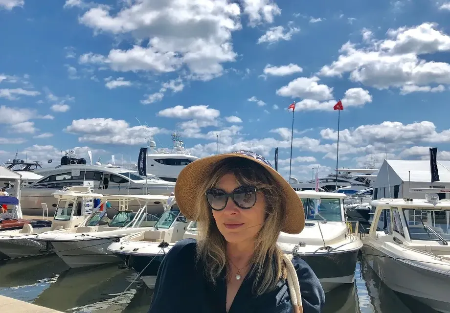 Евелина Борисова продава яхти в Палм Бийч