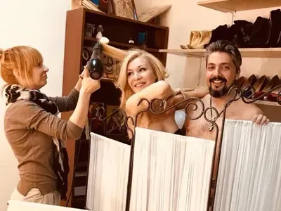 Гала маха дрехи срещу рейтинг! Все по-често е оскъдно облечена