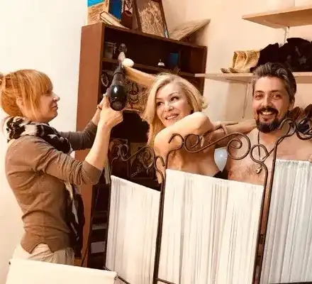 Гала маха дрехи срещу рейтинг! Все по-често е оскъдно облечена