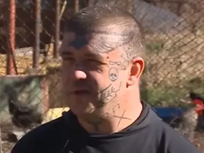 Гробаря от „Биг Брадър“ си татуира лицето! Рисува се под въздействието на опиати (Шок СНИМКИ)