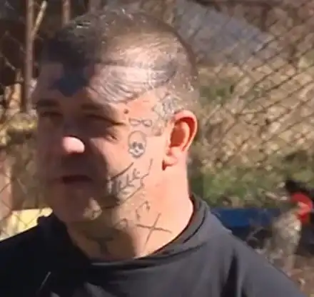 Гробаря от „Биг Брадър“ си татуира лицето! Рисува се под въздействието на опиати (Шок СНИМКИ)