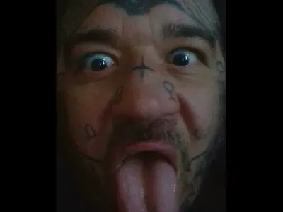 Гробаря от „Биг Брадър“ си татуира лицето! Рисува се под въздействието на опиати (Шок СНИМКИ)