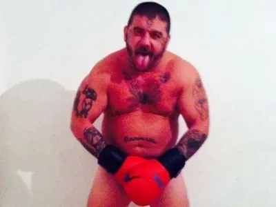 Гробаря от „Биг Брадър“ си татуира лицето! Рисува се под въздействието на опиати (Шок СНИМКИ)