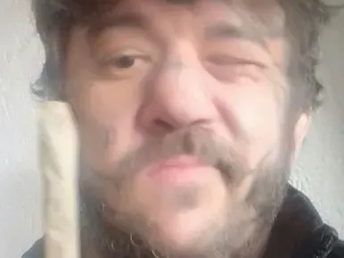 Гробаря от „Биг Брадър“ си татуира лицето! Рисува се под въздействието на опиати (Шок СНИМКИ)