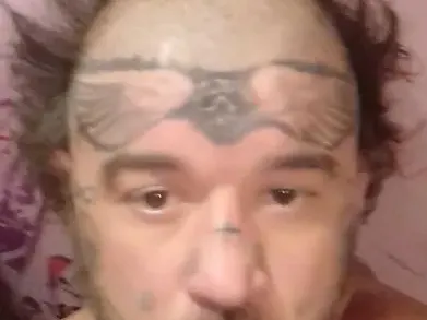 Гробаря от „Биг Брадър“ си татуира лицето! Рисува се под въздействието на опиати (Шок СНИМКИ)